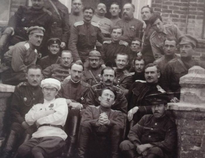 Генерал Молчанов (во втором ряду третий слева) с офицерами своей бригады в Харбине. Фёдор Парашутин стоит крайний справа.