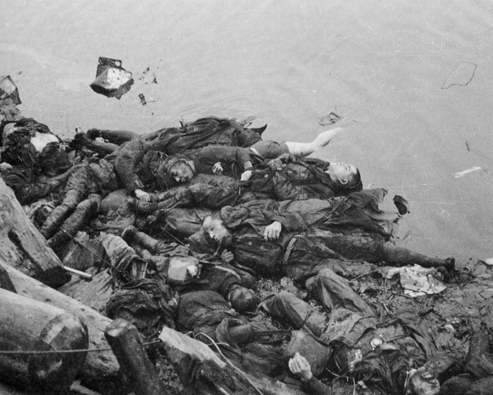 Тела погибших при бомбежке жителей Токио.