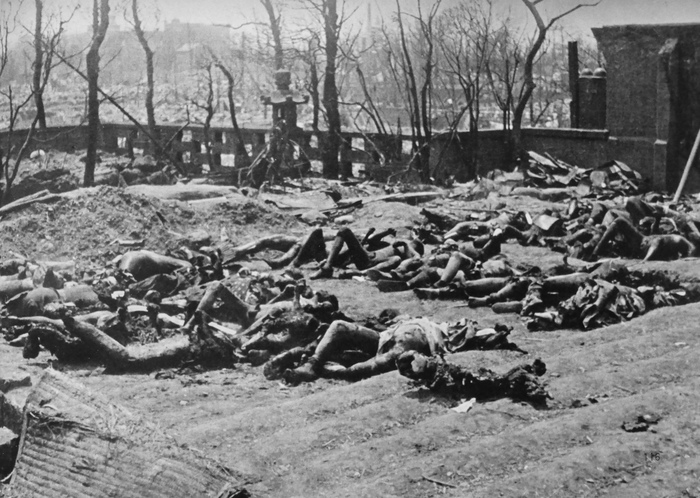 Тела жителей Токио, погибших в результате американской бомбардировки столицы Японии.