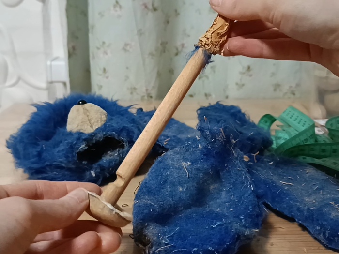 Это ось, которая скрепляла туловище с головой. С помощью нее голова когда-то крутилась, но быстро отвалилась и была пришита. Зачем нужен пропил на оси внизу я так и не поняла. Возможно, просто попалась палка с таким косяком и норм.