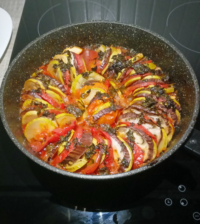 Рататуй в свете фонарика. У нас сгорел вводной автомат в квартиру)))