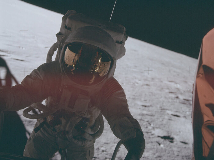 Кадры, сделанные экипажем "Аполлон-12" на Луне