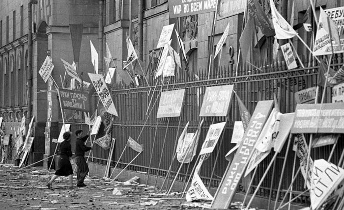 У здания Посольства США в Москве после демонстрации против американского вторжения в Ливан. 1958 год