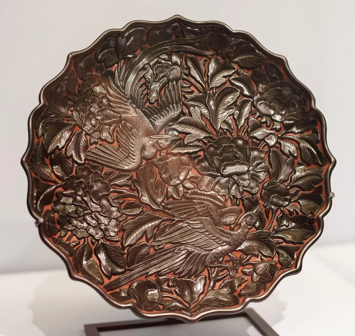 2. Резное лаковое блюдо с фазанами и пионами. Китай, династия Юань, 14 век.