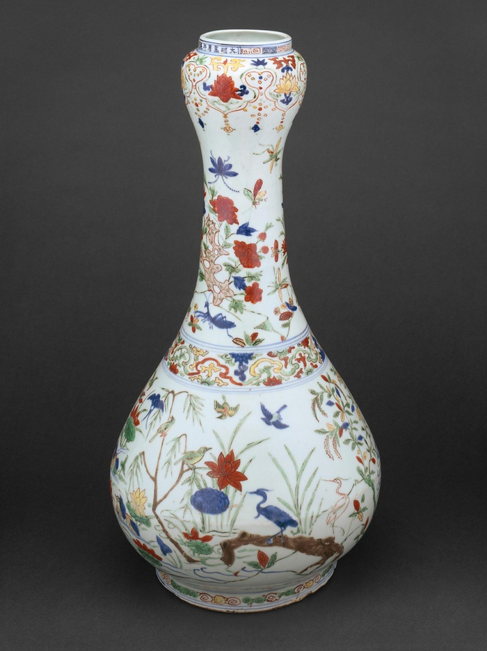 5. Бутылка с птицами в пруду лотосов. Фарфор расписан эмалью. Династия Мин, период правления Ваньли (1573–1620 гг.).