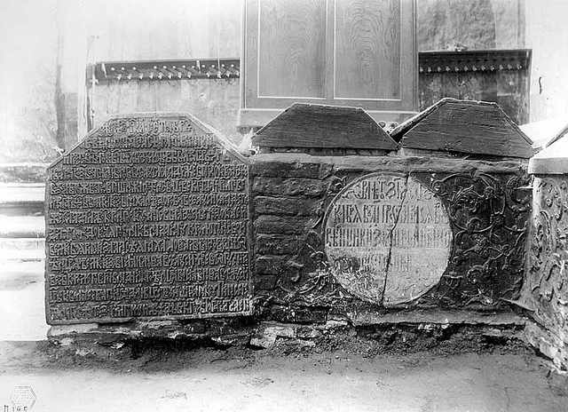 Архангельский собор. Вид торцов надгробий царя Василия Ивановича Шуйского (1557–1613), князей Старицких: Владимира Андреевича (после 1533–1569), Василия Владимировича (1552–1574) и Андрея Ивановича (1490–1536).