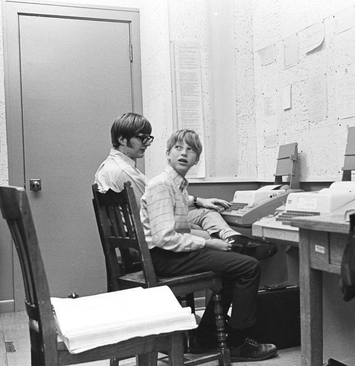 Билл Гейтс в школе Лейксайд. Рядом — Пол Аллен. Им 13 и 15 лет соответственно