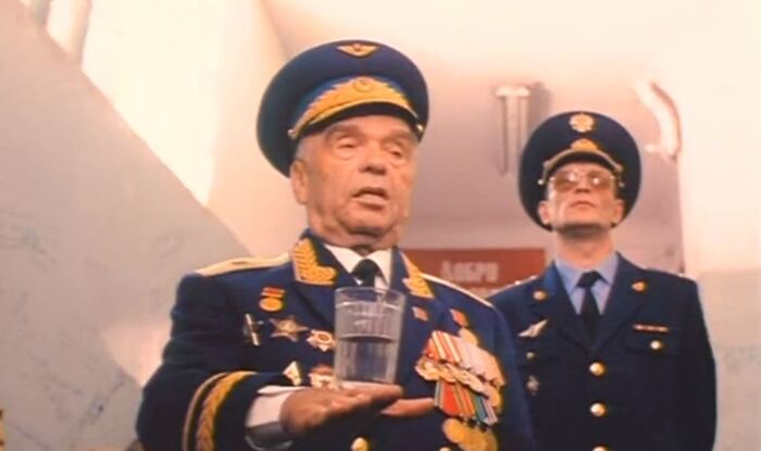 Помимо прочего генерал славился немалой любовью приложиться к бутылке.