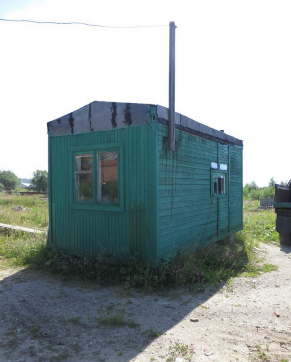 Довольно типичный вагончик "Геолог", только наши были ярко-жёлтого цвета. Из подобных вагончиков умудрялись целые общежития делать на 30-40 человек - ставили их в два ряда, обшивали досками и делали общий коридор.