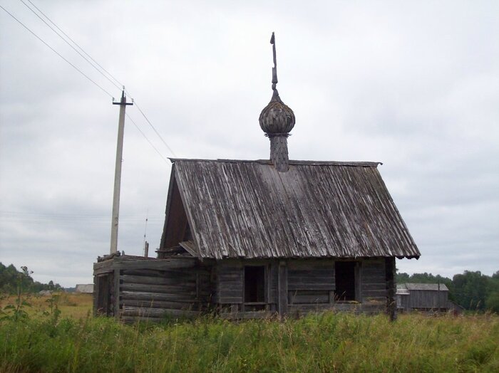 Что меня удивляло в Плесецком районе, так это огромное количество заброшенных и вполне рабочих деревянных церквей и часовен.