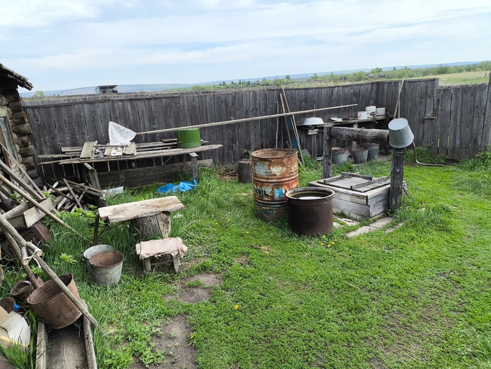 Тот же колодец, но все вокруг уже какое то другое. Время берет свое.