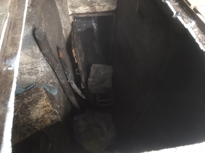 Смотровая яма глубиной метра два и из нее вход в погреб.