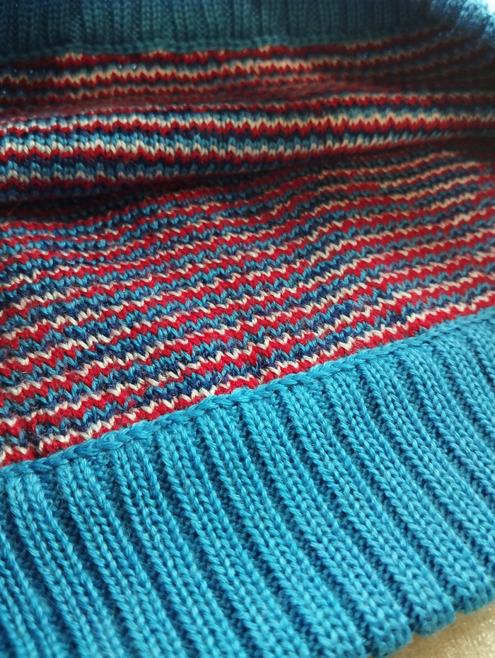 По низу изделия - двойная резинка с платированием.