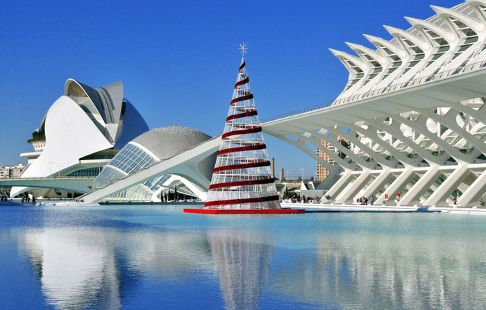Город искусств и наук (Ciudad de las Artes y las Ciencias ), в старом русле Турии, ближе к устью.