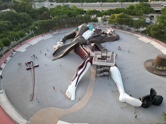 Детская площадка «Гулливер» в старом русле Турии.