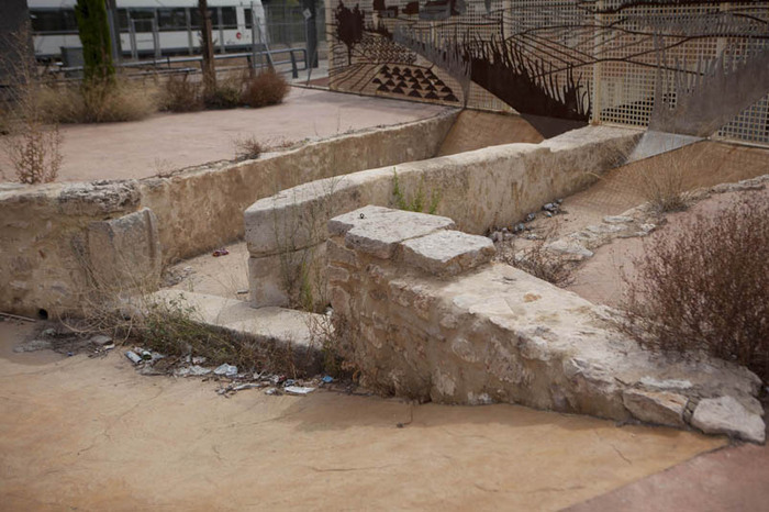 Это часть канала, обнаруженная во время раскопок, датируется 11 веком.