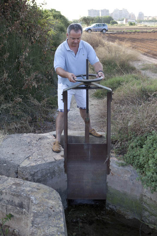 Регулировка подачи воды на одном из каналов (кажется, во времена мавров это делалось так же).