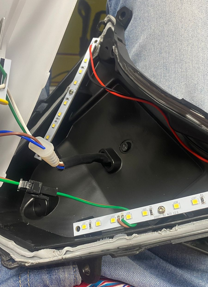 Эта начинка вся осталась (это габаритные огни — они 5 вольт идут)