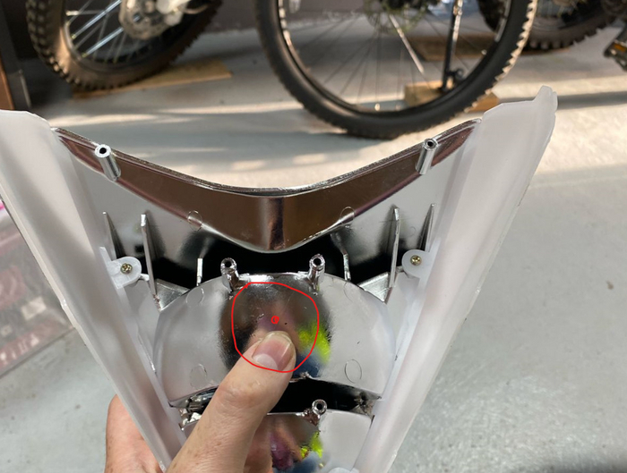 Красным выделил место, где прорезал отверстие