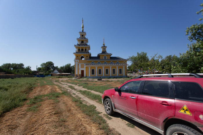 Экспедиционный «Красный просвещенец» у хурула. Фото Алексея Паевского, август 2022 года