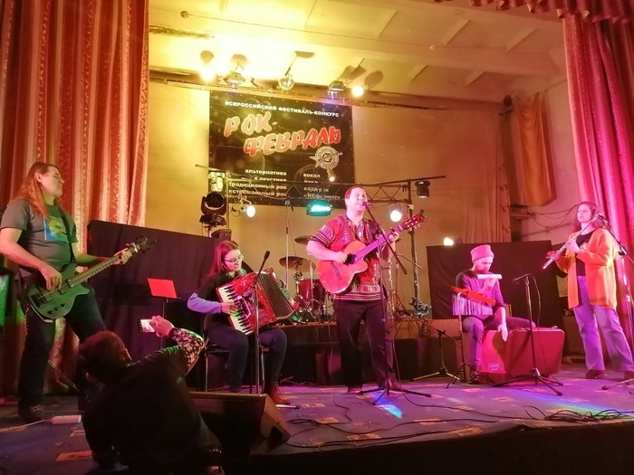 Группа на сцене