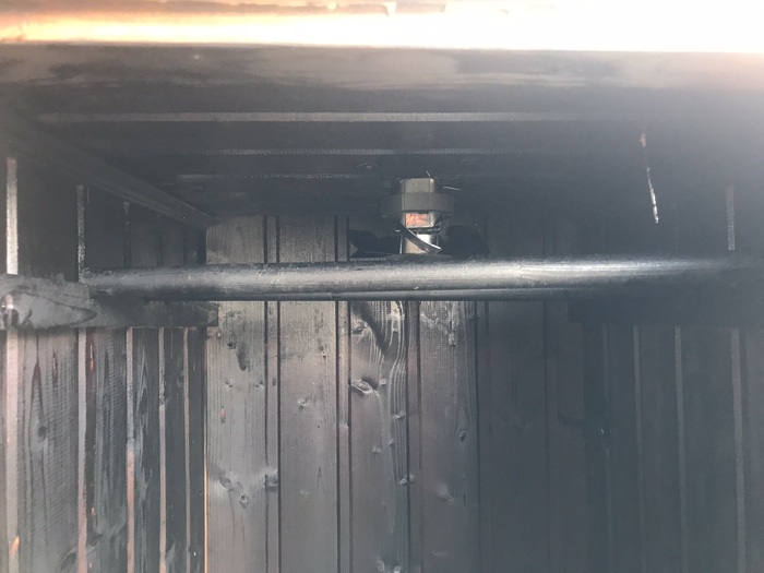 Палки для подвеса мяса и вентилятор.