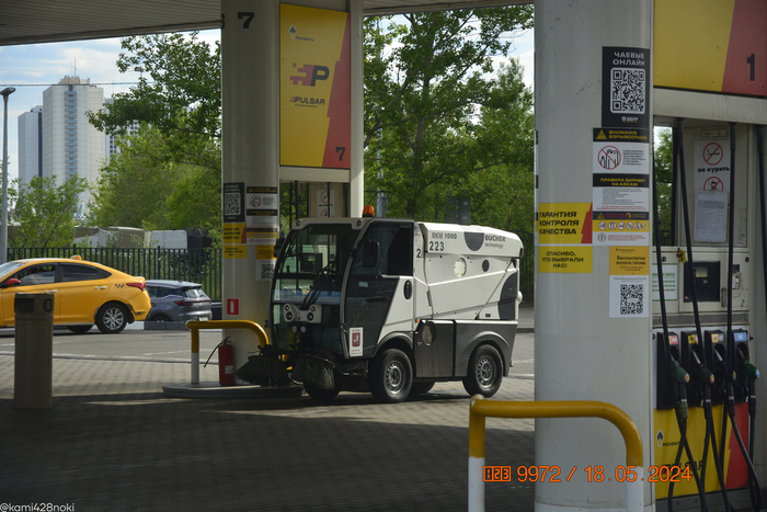 Обычно эти машинки я вижу в работе, а не на заправке...