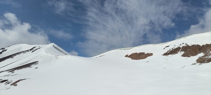 Перевал Туристов 4000 м н.у.м., между левой вершиной и правым повышением гребня.