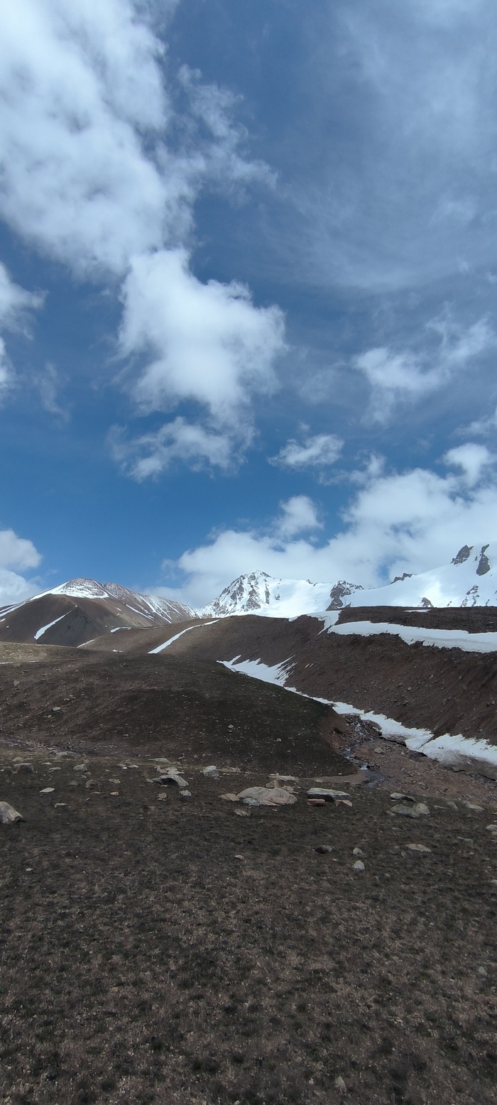 Перевалили перевал Туристов. Он правее самой высокой вершины посередине.