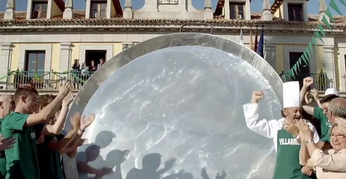 Почему-то вспомнилась старая реклама Fairy 🤣