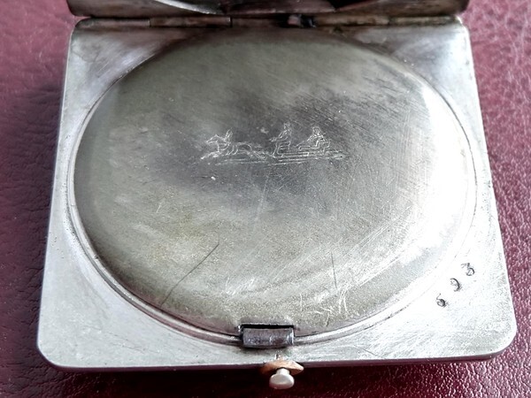 На пыльнике нанесена графическая торговая марка G.F.J., специально зарегистрированная для рынка Российском империи