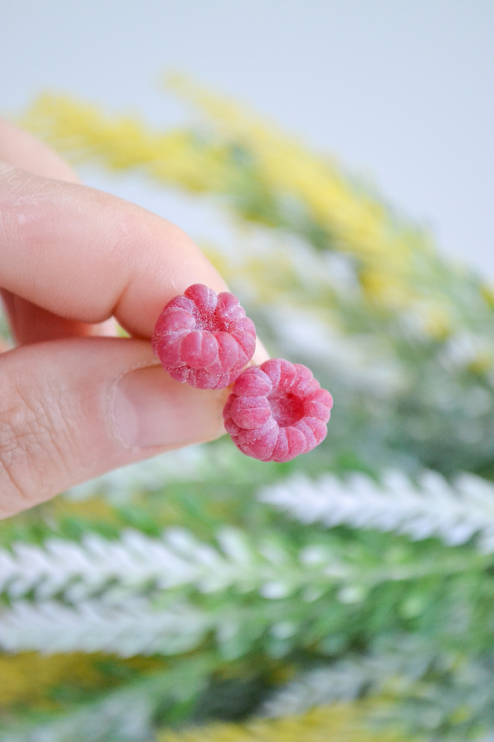 Ручная лепка из запекаемой полимерной глины, в каждой паре абсолютно уникальные ягодки