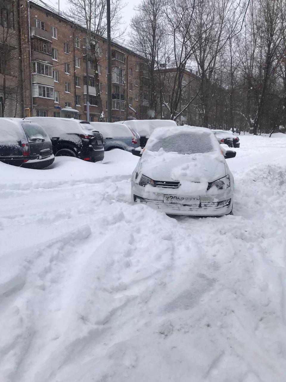 Бросили в снегу каршеринг машину | Пикабу