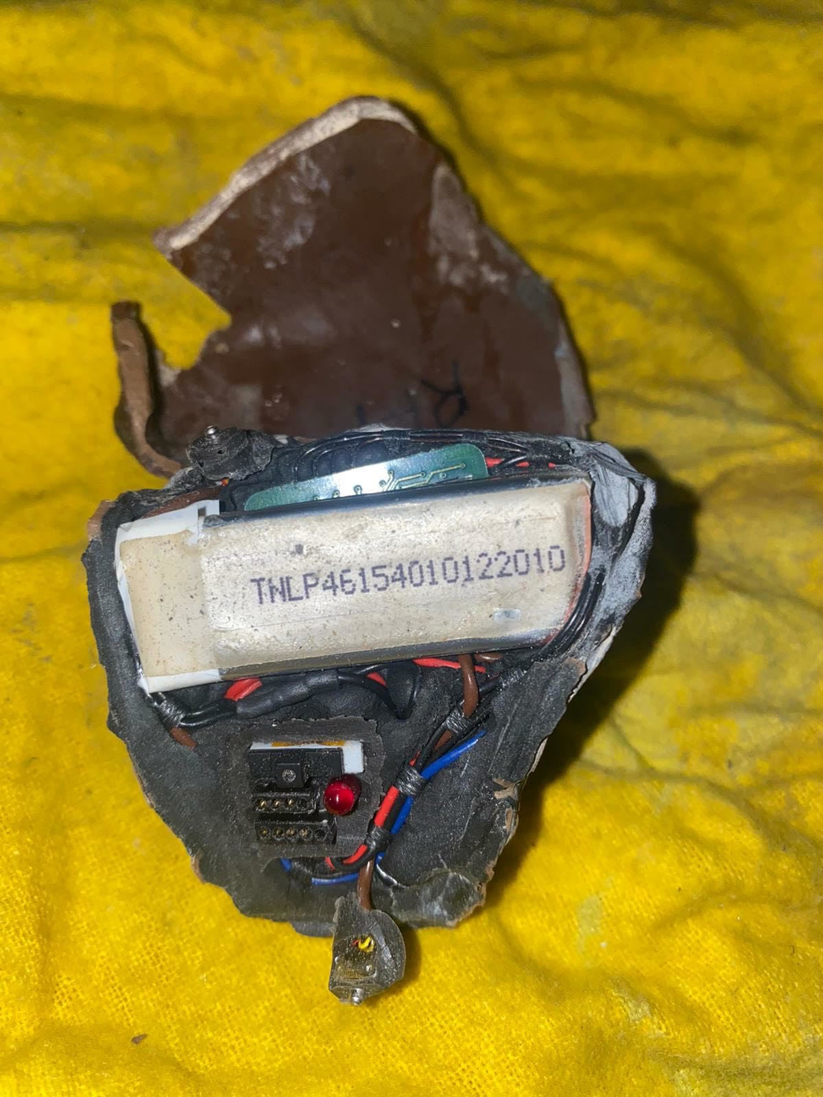 На участке Дерри нашли \"подслушивающее устройство в фальшивом камне ...