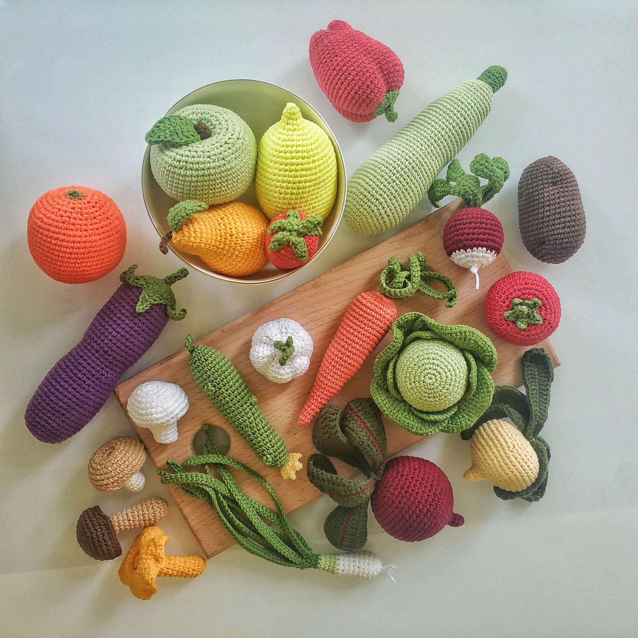Вязаные фрукты и овощи — мастер-классы для детей и начинающих, фото со схемами спицами и крючком