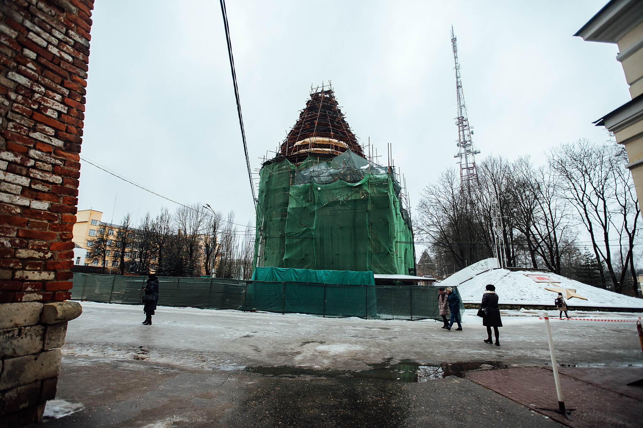 В Смоленске обрушился фрагмент крепостной стены | Пикабу