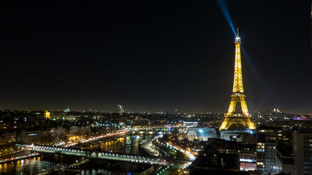Представляете, ночные фотографии Эйфелевой башни запрещено выкладывать в соцсети! Это правда?