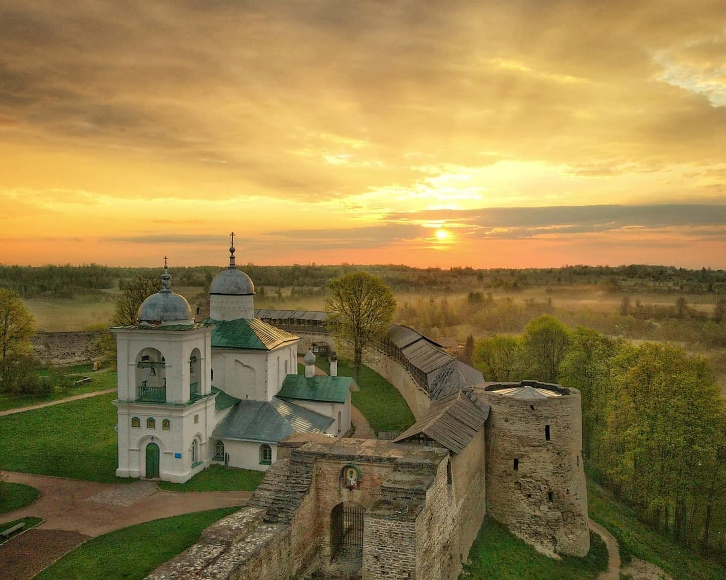 Красивые деревни и городки. Изборская крепость | Пикабу