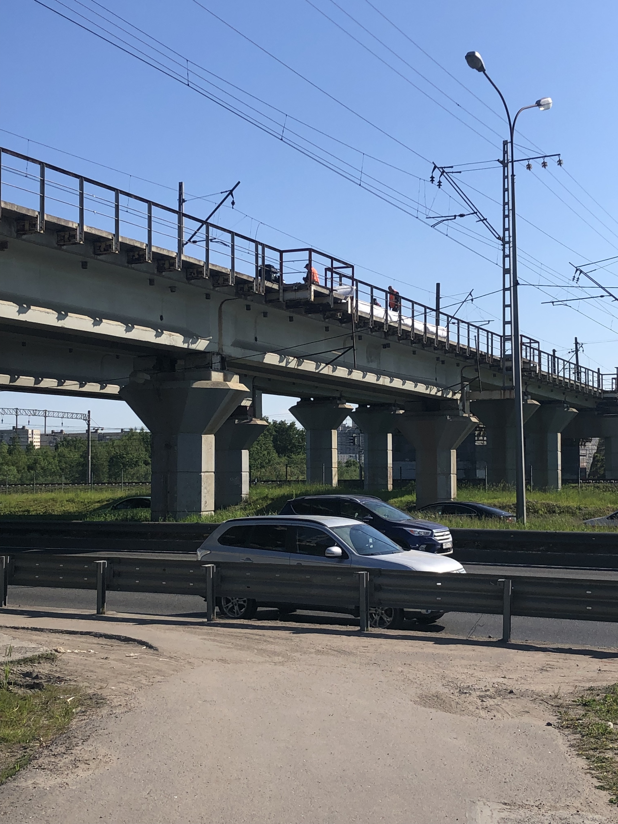 Рабочие разбили лобовое стекло | Пикабу