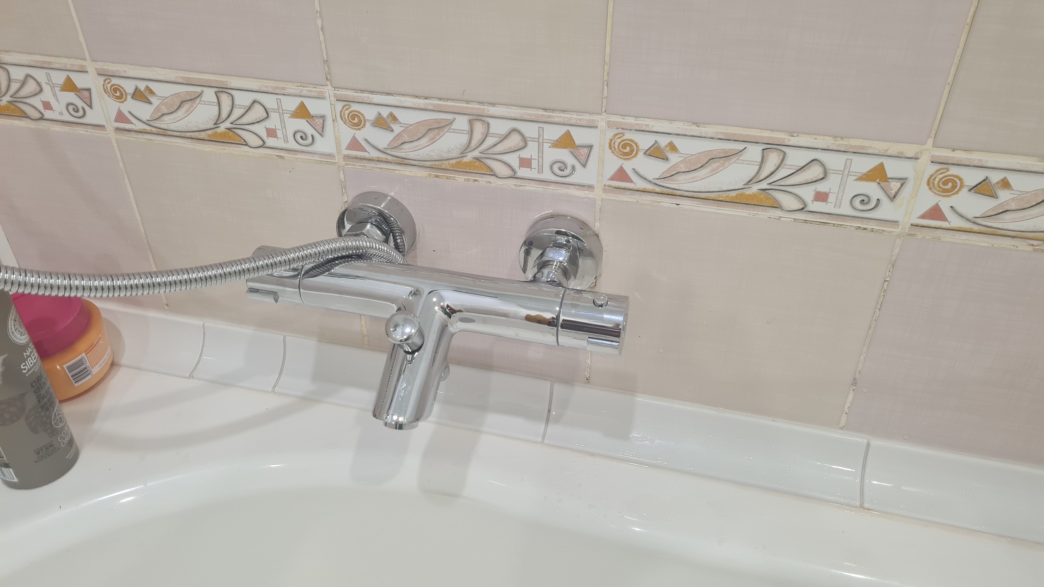 Как решить проблему с перепадом давления в ванной | Пикабу