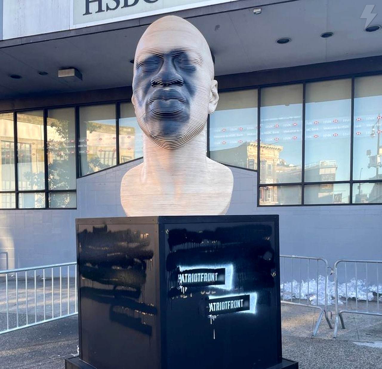 Памятник Джорджу Флойду измазали черной краской | Пикабу