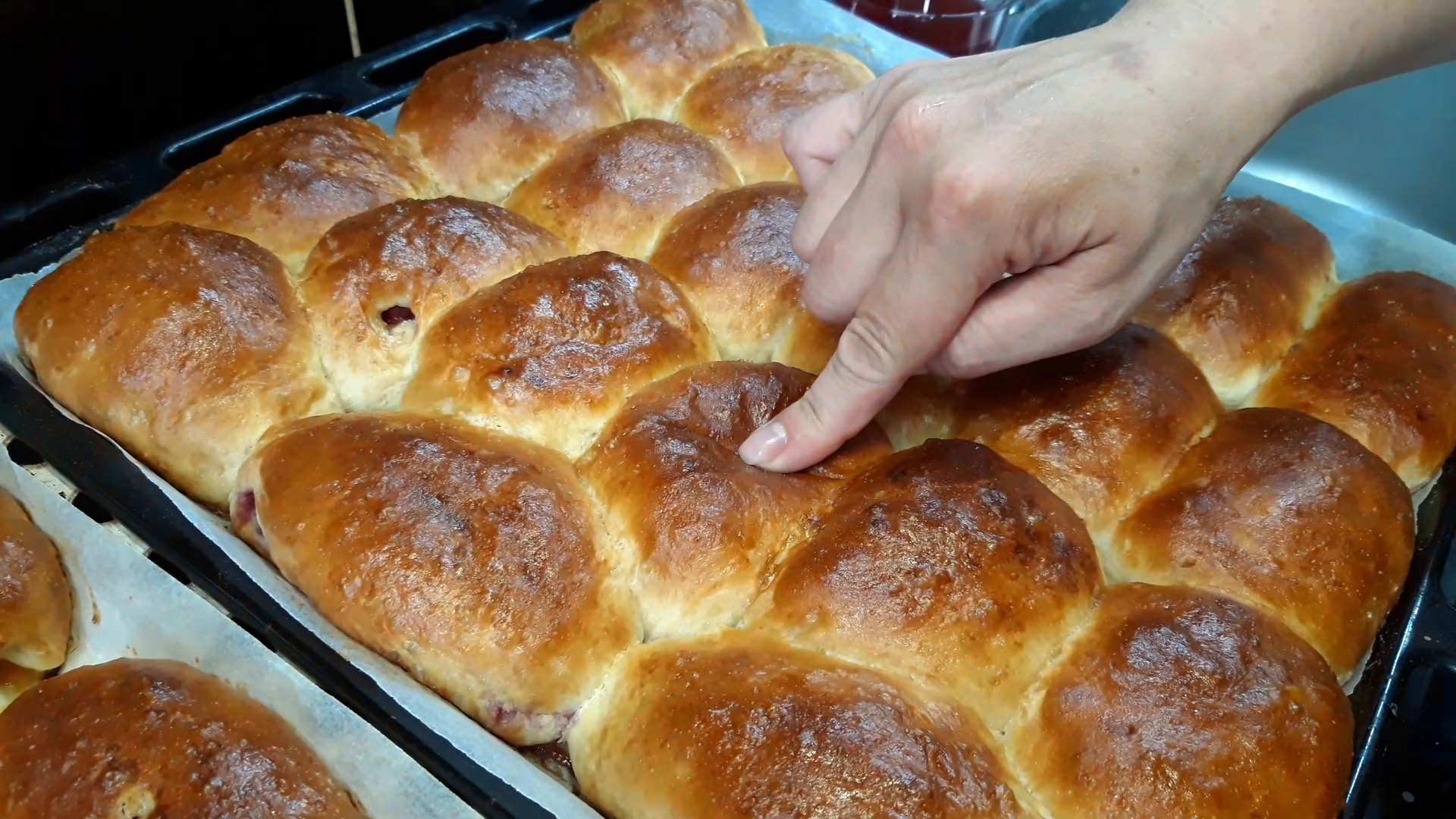 Выпечка и кулинария пирожки с вишней