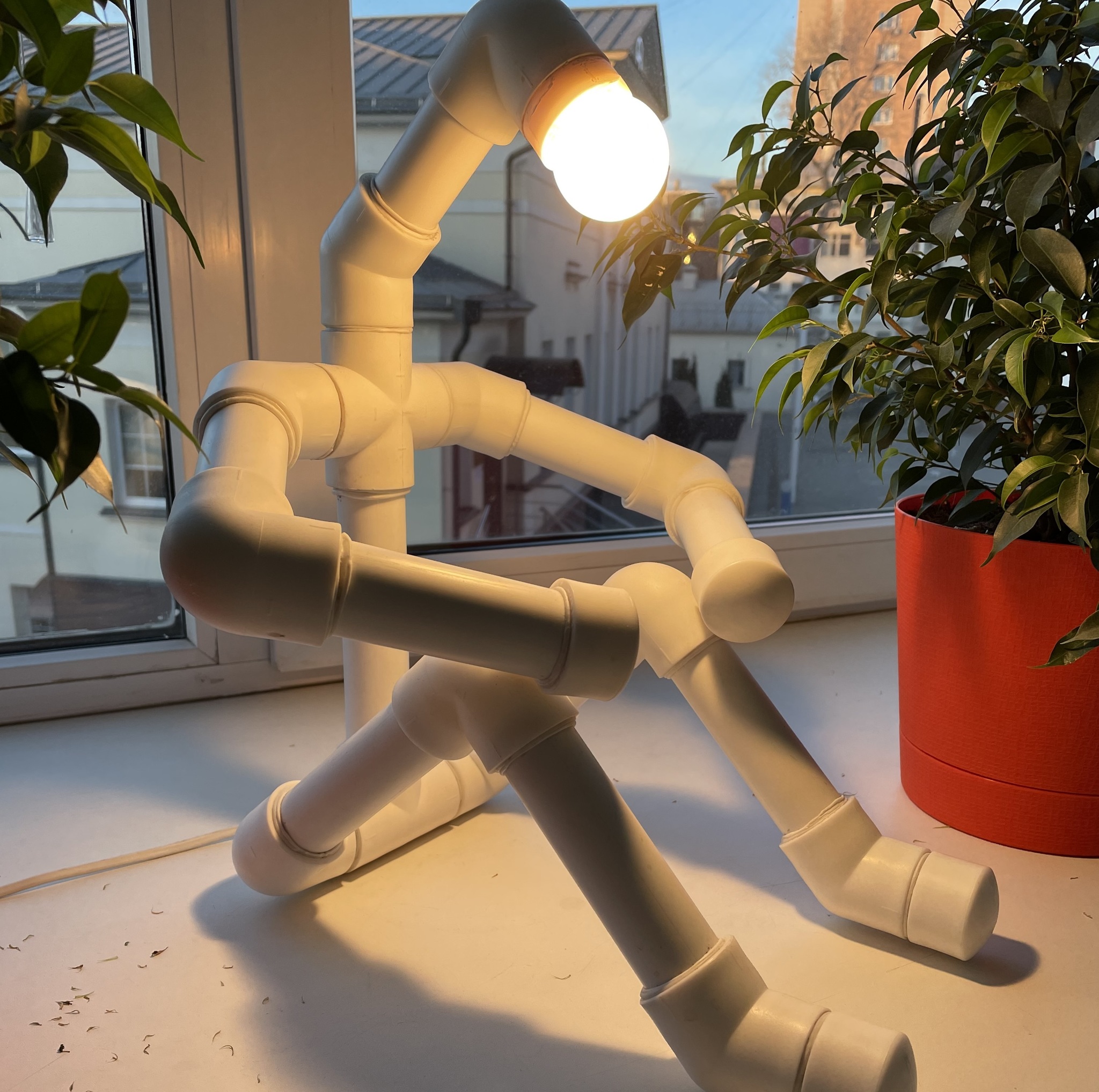Человек-лампа из пластиковых труб | Пикабу