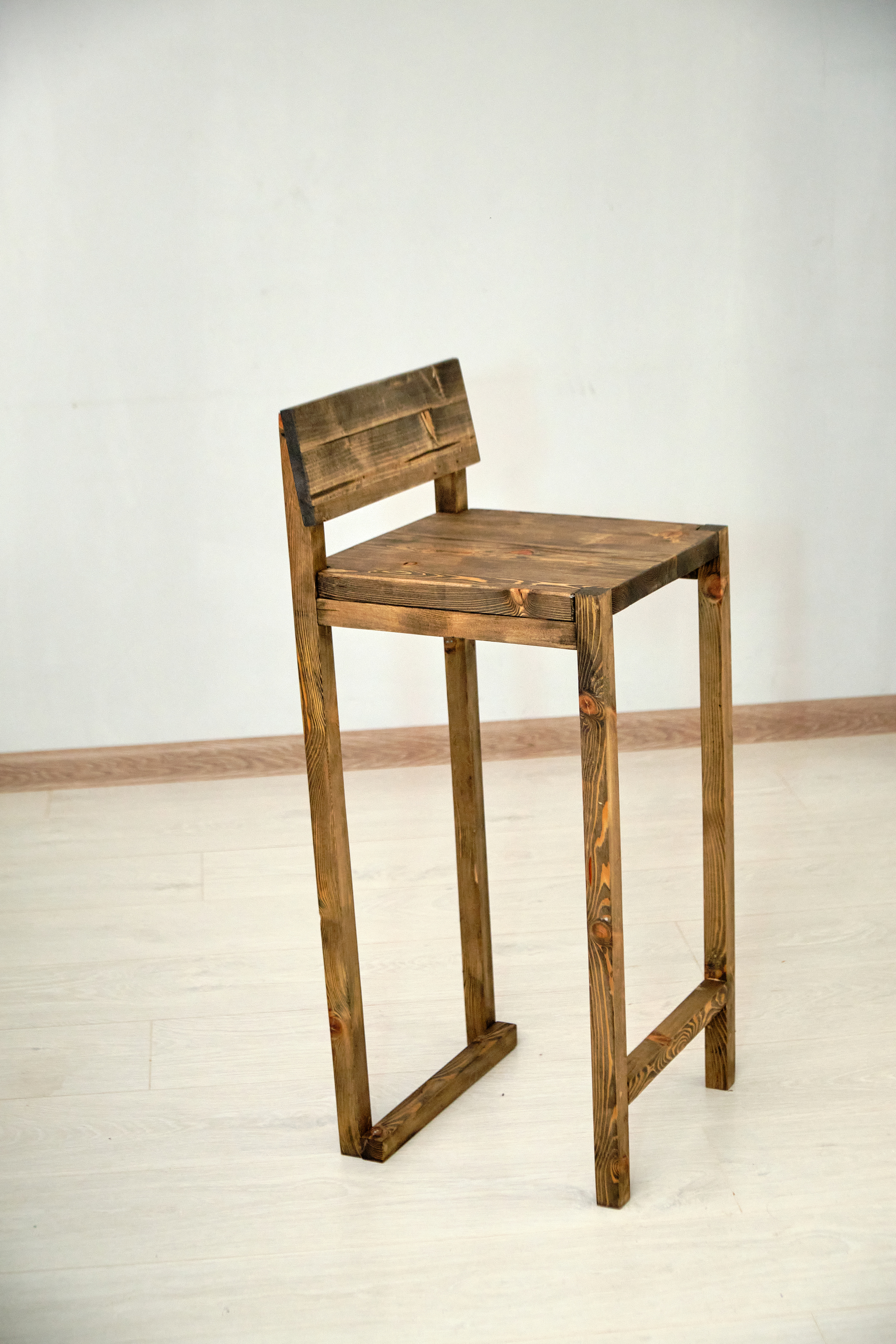 Купить деревянные барные стулья из дерева со спинкой из массива