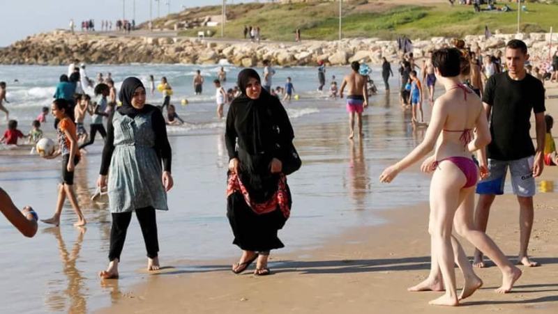 Фото по запросу Девушки купальниках пляже