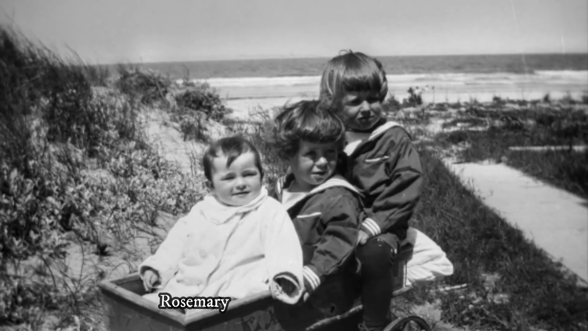 Джон Кеннеди в детстве с родителями