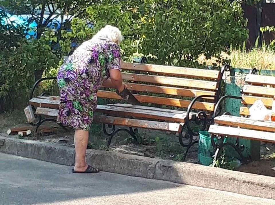 4 бабушки на скамейке