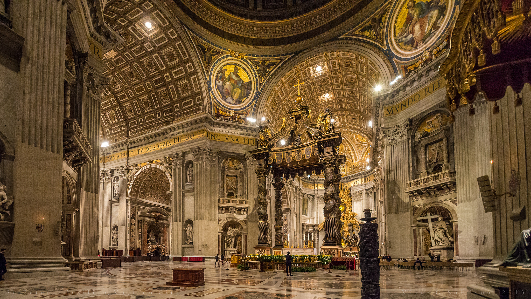 Внутреннее св. Базилика Святого Петра в Ватикане.