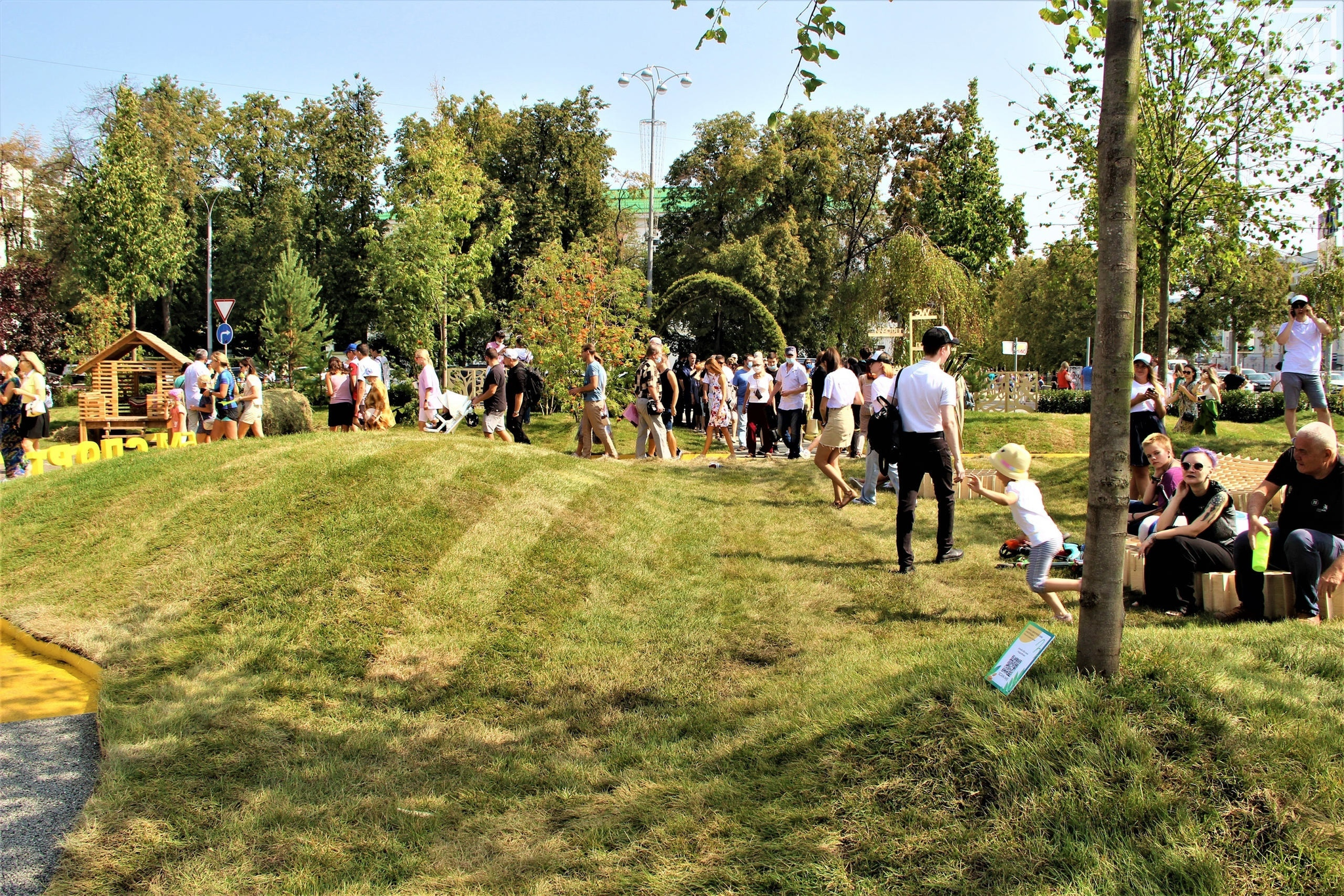 В Екатеринбурге парковку в центре города превратили в сквер | Пикабу