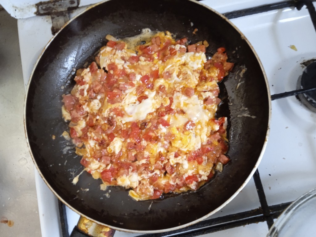 Мужская еда. Яйца с луком и помидорами. Быстро и небанально | Пикабу